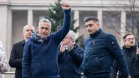 UPDATE Proteste în Piața Victoriei și în Piața Constituției. A fost adus un tort tricolor cu mesajul „Turul doi înapoi” pentru susținătorii lui Călin Georgescu. Fostul candidat nu a participat la manifestații