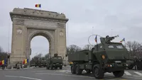 Paradă la Bucureşti, de Ziua Naţională. Aproape 3.000 de militari au defilat pe sub Arcul de Triumf. Preşedintele Nicuşor Dan a fost salutat de comandantul paradei