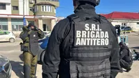 Alertă cu bombă la o bancă. Un colet suspect, abandonat într-o unitate bancară, verificat de polițiști