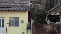 Alertă în Slatina după o alunecare de teren. Zeci de oameni au fost evacuați. Două case afectate, alte cinci sunt în pericol