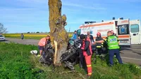 Accident grav în Constanța. O tânără de 20 de ani a intrat cu mașina într-un copac și a fost găsită inconștientă