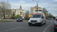 Ce spune legea despre șoferii români care merg în spatele ambulanțelor pentru a scăpa de trafic. Poți trece pe roșu odată cu salvarea?