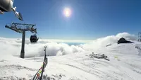 A nins ca-n plină iarnă la munte chiar în minivacanța de 1 mai. Pârtiile de altitudine din Sinaia sunt deschise