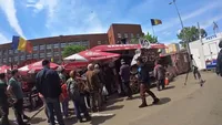 VIDEO – Românii sărbătoresc 1 mai tradițional cu mici și bere. Cozi de la primele ore ale dimineții la terasa din piata Obor
