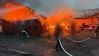 Incendiu violent la două adăposturi de animale, în Suceava