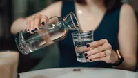 Restaurantele din România ar putea fi obligate să ofere gratuit clienților apă potabilă de la robinet – proiect