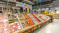 Carrefour stopează importurile de roșii, aducând la raft legume și fructe produse în România