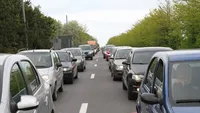 Aglomerație pe drumurile spre București. Se circulă în coloană pe Valea Prahovei și Autostrada Soarelui. Rute alternative recomandate