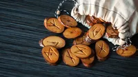 Horoscop rune 14-20 septembrie 2026. Inguz şterge trecutul, Ehwaz anunţă călătorii, Wunjo stă la pândă