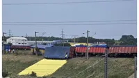 Accident feroviar în Constanța. Patru vagoane ale unui marfar care transporta sulf au deraiat şi unul s-a răsturnat