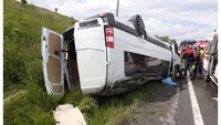 Accident grav în Vrancea. Un microbuz plin cu pasageri s-a răsturnat, a fost activat Planul Roșu de Intervenție
