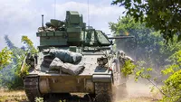 Trei directori din industria de armament, reținuți pentru luare de mită