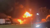 Incendiu la un autocar, în Râmnicu Vâlcea. Flăcările s-au extins la alte două autoutilitare VIDEO