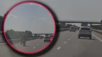 Cursă periculoasă pe A2! Un motociclist a condus așezat lateral pe motor, cu peste 100 de km la oră. VIDEO