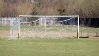 Incident grav pe un teren de sport din Dej. O poartă de fotbal a căzut peste un copil