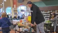 Cum a fost surprins Ghiţă Mureşan, cel mai înalt jucător din istoria NBA, la supermarket. Căruciorul îi ajunge până la genunchi VIDEO