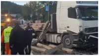 Accident grav în Predeal. DN1, blocat în zona stațiunii Predeal după ce încărcătura unui camion a ajuns pe carosabil