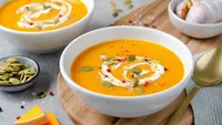 Supă cremă de dovleac copt cu feta și usturoi caramelizat. Rețeta este populară pe TikTok și foarte simplu de pregătit