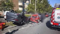 Accident grav în Cluj-Napoca – Un autoturism s-a ciocnit de un alt autovehicul, răsturnându-se peste două maşini parcate