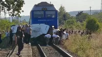 Familie distrusă în urma unui accident cumplit, în Galați. Patru persoane au murit după ce un tren de călători a lovit o autoutilitară