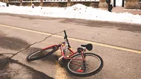 Copil de 11 ani, mort după ce a căzut cu bicicleta. Băiatul a pierdut controlul vehiculului și nu l-a mai putut redresa