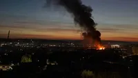 Incendiu la acoperișul unui bloc din Suceava. Pompierii au intervenit cu un dispozitiv numeros de stingere și salvare la înălțime