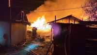 Incendiu în Baia Mare. Mai multe locuinţe improvizate au luat foc. Misiunea, extrem de dificilă din cauza materialelor combustibile din zona afectată şi a vântului