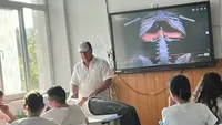 Un profesor de muzică de la un liceu din Urlați a fost suspendat după ce le-ar fi obligat pe elevele sale să se întindă pe catedră
