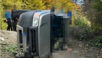 Doi soți de 78 și 80 de ani, găsiți morți într-o mașină răsturnată pe un drum forestier. Aceștia erau dispăruți de trei zile