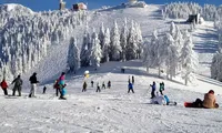 Și de Paște se va putea schia. „Având în vedere condițiile meteo din ultimele zile, ninsoarea, Primăria Brașov a luat decizia de prelungire a sezonului de schi și în luna aprilie”.