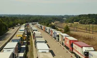 Punctele de frontieră din România, luate cu asalt de camioane. Se stă la coadă și 8 ore