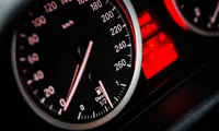 S-A APROBAT legea care interzice kilometrajul dat înapoi la mașini! Românii sunt feriți de țepele samsarilor. Ce amenzi usturătoare riscă cine încalcă prevederile