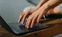 DNSC avertizează: Atacurile cibernetice pot începe cu o simplă conversație. Cum recunoști ingineria socială