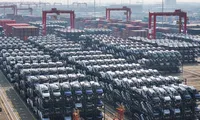 Porturile europene, transformate în imense parcări din pricina importurilor de automobile chinezeşti