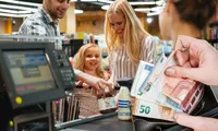 Un lanț de magazine din Germania a decis să limiteze plățile cash. Cum a fost justificată această decizie controversată