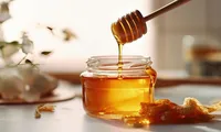 Trend inedit printre apicultorii români! Cât costă mierea cu foiță de aur și de unde se poate cumpăra