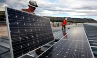 Blocurile comuniste ar putea fi dotate cu panouri fotovoltaice. Ministrul Energiei, Sebastian Burduja: „Acoperișul neutilizat al blocurilor are un potențial solar important”