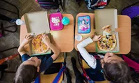 Pizza, hamburgerii şi alte produse alimentare sau băuturi, interzise pe o rază de 500 de metri în jurul şcolilor. Proiectul de ordin al Ministerului Sănătăţii