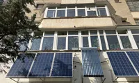 Interzis şi total ilegal pentru românii care stau la bloc. Scandal din cauza panourilor solare de pe faţada blocului