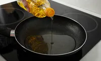 Cel mai dăunător obicei al românilor: uleiul refolosit pentru prăjit. Experții în sănătate trag un semnal de alarmă