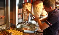 Pericol pe litoralul românesc: Shaorma contaminată cu bacterii din fecale umane. Inspectorii sanitari avertizează turiștii