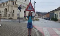 Indicatoare în formă de copii, soluția inedită din Lipova care îi face pe șoferi să încetinească