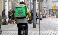 Uber Eats revine în România și reaprinde lupta din piața livrărilor
