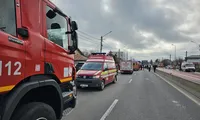 Dâmbovița: Patru copii și un adult transportați la spital după un accident între un microbuz școlar și un autocamion