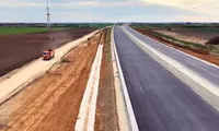 Autostrada A3 Chiribiș–Biharia depășește 50% execuție. Constructorul pregătește asfaltări de 3.000 de tone pe zi