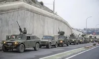 Spania desfășoară forțele militare, în timp ce sute de oameni trec în Ceuta din Maroc