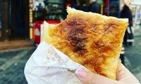 Scandalul merdenelelor a scos bucureștenii la coadă. Zeci de oameni au venit să cumpere produsul criticat online. Ce a răspuns Nea’ Mihai