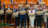 Protest AUR în Parlament după audierea lui Călin Georgescu la DIICOT: „Opriți poliția politică!”