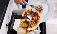 România aruncă anual peste 3,45 milioane de tone de alimente. În același timp, milioane de oameni sunt vulnerabili