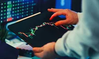 Taxarea excesivă a țigaretelor, corelată cu creșteri semnificative ale comerțului ilicit și pierderi de miliarde la bugetul de stat, potrivit unui nou raport